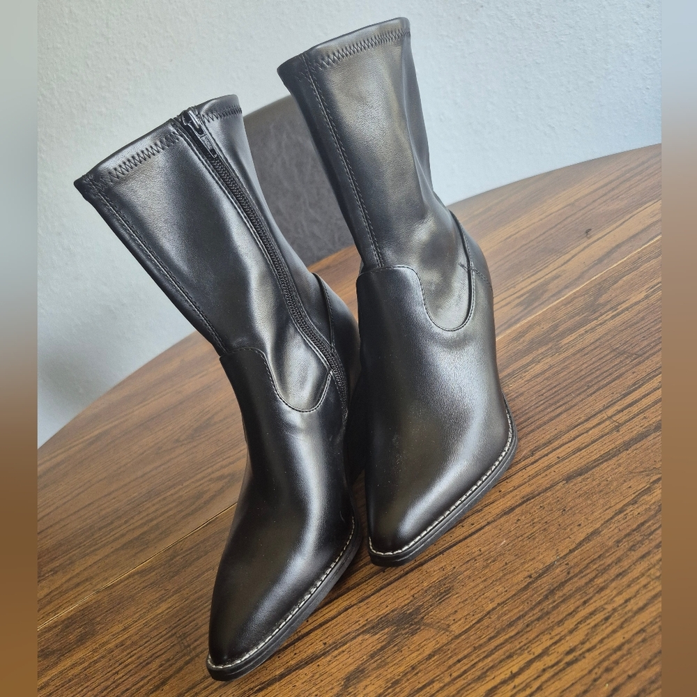 Univerdal Thread Sleek Black Ankle Boots